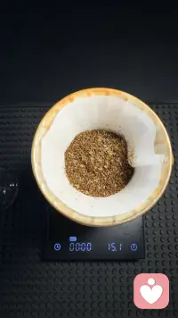 周末慢煮时光

手冲咖啡的热流漫过滤杯，暖光里菠萝包微微发亮。独处的清晨，不必追赶，不必迎合。15.1g咖啡粉的精准，是生活的秩序感；咖啡杯里的琥珀色，是给自己的温柔疗愈。周末，就该在烟火气里，和内心好好相处。朋友，早安✨原您今天也是好心情💢