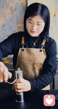 ☕️手冲咖啡之心理疗愈

冲煮一杯手冲，就像一次温柔的自我对话。

看着热水温柔地浸润粉层，感受香气缓慢升腾，这不仅是制作一杯咖啡的过程，更是一次情绪的梳理。水流不急不躁，带着温度和耐心，滤去了苦涩，留下醇厚的回甘。

生活里的焦虑和疲惫，也像咖啡粉里的杂质，在慢下来的节奏里被温柔滤掉。不用追求完美的萃取，也不必纠结于风味的细微差别，重要的是在这几分钟里，你只属于自己。

喝下去的不只是咖啡，还有一份被照顾的安心。