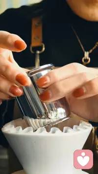 ☕️手冲咖啡之心理疗愈

冲煮一杯手冲，就像一次温柔的自我对话。

看着热水温柔地浸润粉层，感受香气缓慢升腾，这不仅是制作一杯咖啡的过程，更是一次情绪的梳理。水流不急不躁，带着温度和耐心，滤去了苦涩，留下醇厚的回甘。

生活里的焦虑和疲惫，也像咖啡粉里的杂质，在慢下来的节奏里被温柔滤掉。不用追求完美的萃取，也不必纠结于风味的细微差别，重要的是在这几分钟里，你只属于自己。

喝下去的不只是咖啡，还有一份被照顾的安心。