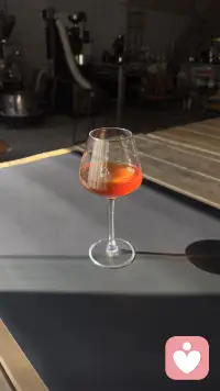 ☕️手冲咖啡之心理疗愈

冲煮一杯手冲，就像一次温柔的自我对话。

看着热水温柔地浸润粉层，感受香气缓慢升腾，这不仅是制作一杯咖啡的过程，更是一次情绪的梳理。水流不急不躁，带着温度和耐心，滤去了苦涩，留下醇厚的回甘。

生活里的焦虑和疲惫，也像咖啡粉里的杂质，在慢下来的节奏里被温柔滤掉。不用追求完美的萃取，也不必纠结于风味的细微差别，重要的是在这几分钟里，你只属于自己。

喝下去的不只是咖啡，还有一份被照顾的安心。