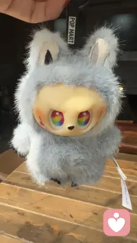 心里的褶皱，总需要一点毛茸茸的温柔来熨平。
就像这个拉布布的拥抱，不用说话，就能让你安下心来。配图