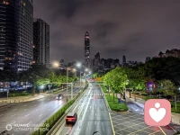 《世界很吵，但我愿意为你留一个安静的角落》
​
在这个每个人都急于表达的世界里，我们习惯了快速地给出建议、做出评判，却常常忘了最温柔的力量，其实是静静地“在场”。
​
作为一名倾听者，我见过深夜里闪烁的手机屏幕，也听过许多未曾说出口的故事。我知道，有时候你需要的不是一张“药方”，而是一个可以安心停靠的港湾；不是一句空洞的安慰，而是一双能懂你的眼神。
​
所以，我愿意成为那个安静的角落。当你疲惫时，可以来这里歇歇脚；当你迷茫时，可以在这里暂时放下所有伪装。你不需要立刻好起来，也不用强装坚强。我会在这里，听你说，陪你哭，和你一起沉默。
​
因为，真正的治愈，往往就发生在被毫无保留地理解和接纳的那一刻。配图