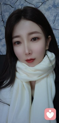 任何关系，考虑不到你的感受时，请及时止损，与人与事做到仁至义尽就好
真诚如果开不了花 就让它长满刺配图