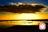 被别人的话影响情绪是一件很蠢的事，太在意别人的观点只会增加痛苦。镜子脏的时候，你肯定不会认为是自己的脸脏。那为什么别人评价你不好的时候，你就认为自己是真的不好呢？闲言碎语那么多，你就做自己就可以了。去吃想吃的，见想见的，看喜欢的风景，做喜欢的事，每个人的节奏都不同，选择适合你自己的生活方式，任何消耗你的人与事，多看一眼都是你的不对。每个人的时区不同，你只需在自己的路上，缓缓做自己配图