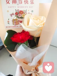 生活已经够累了，如果爱不能给你力量，又不能给你提供情绪价值，也没有陪伴，更没有物质，还要消耗你的情绪，那爱的意义是什么？相逢的意义在于彼此照亮，不然的话，一个人淋雨也浪漫，一个人吹风也清醒，当坚持失去了意义，放弃就是最好的选择，我们总以为爱是奋不顾身的奔赴，是一再退让的迁就，却忘了爱该是温暖与治愈，而不是无尽的自我消耗，那些消磨你热情的敷衍，那些让你满心委屈的沉默，从来都不是爱情该有的样子，及时止损不是失去，而是放过自己，也是对真心最体面的交代配图