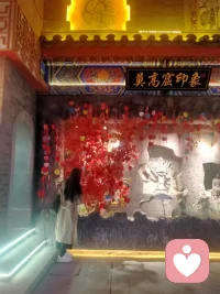 我们总觉得来日方长，什么事情都还有机会，却没发现来日方长是最温柔的谎言，忘记了人生是在做减法。很多事情错过一次，可能就再也没有机会了，很多远方错过一次，就可能再也去不成了，很多人错过一次，可能这辈子就不会再见了。当你发现时间是个贼的时候，他早就偷光了你大部分的选择。我们这一生一边经历、一边失去。一边挣扎、一边前行，有太多身不由己，有太多无能为力。有太多深夜里的委屈，后来才懂成年人的世界没有容易二字。只有咬牙坚持的自己。那些放不下的过去，那些熬不完的黑夜，终会在时光里慢慢归于平静，不必强求，不必遗憾，好好活着就是对自己最好的成全。愿你历经人间疾苦依旧心怀热爱，在风雨里过成自己的光。配图