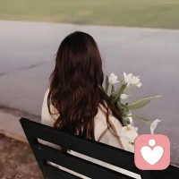“成为你自己，比什么都重要，在这个世界上，谁也不是你的附庸，谁也不会陪你一辈子，人生没有标准答案，你的人生由你自己定义”配图