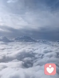 有时候我们就像在云海里飞行，穿过层层叠叠的情绪迷雾，才会发现：那些压得人喘不过气的烦恼，在高空视角里，不过是一片柔软的云。配图