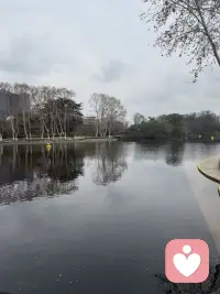 教育不是指责，而是帮助父母找到更好的方式爱孩子。
当全世界都在否定你的孩子时，请记住：你的拥抱就是他最温暖的港湾。
想改变孩子，先成长自己。把责任推给孩子，只会让他更无助。
父母无法决定孩子的路，但可以用爱照亮他的方向。改变不是认错，而是为了给孩子更好的陪伴。
[爱心] 早安 愿每个孩子都被温柔以待 [爱心]