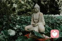 两个小和尚在吵架。一个指着飘动的幡旗说：是风在动。另一个反驳说：不对，是幡在动。两人争得面红耳赤。惠能走过去，轻声说：不是风在动，也不是幡在动，是你们的心在动。
你眼中世界的样子，其实是你内心的投射 你的心如何动，你的世界就如何呈现，你的命运轨迹也会在这里展开。你越能观照并主宰自己的心念，你的命就越好。配图