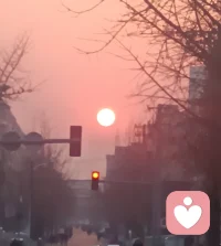 路径依赖
路径依赖指的是一旦特定的行为模式或决策路径被选择并沿着这一路径发展后，随着时间的推移，改变方向便会变得越来越困难。个体的过去经历和决策对其当前和未来的选择具有显著影响，这会导致他们在面对新情况时可能会沿用旧的思维方法和行为模式，即使这些模式不再适应新环境。
打破路径依赖的局限可以采取以下三种方法
第一，反思和识别自己的行为模式，意识到哪些是由于过去的习惯或经验形成的。
第二，尝试新的方法和决策，摆脱固有的思维框架。
第三，与不同背景和观点的人交流，获取新的视角和灵感，发现新的决策方案和创意。配图