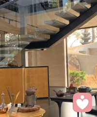 讨好从未能真正巩固关系，它只会让人在重复的自我让渡中逐渐模糊了底线、消耗了能量，健康而持久的关系，始终基于坦诚的交流与相互的尊重，而不是某一方的持续妥协。