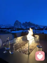 眼泪也好，愤怒也罢，你所有的感受都合理，在我这里，你可以卸下“坚强”的面具，做真实的自己，没有“应该”或“不应该”的感受，你的感受就是你的真实。配图