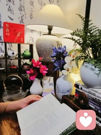 无法代替对方走过内心的黑夜，但我可以成为那盏安静的、不会熄灭的灯。配图