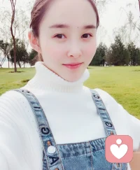 最好的关系，不是彼此凝视，而是一起望向同一个方向，偶尔回头确认对方还在，健康的爱不会让你缩小自己，而是让你舒展成更真实的样子。配图