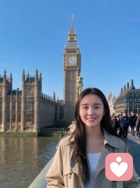 亲密关系伴侣之间，高质量的倾听，是你的存在让对方感到安全，愿意展现真实的自己，当你不再急于解决问题，而是专注于理解眼前这个人时，亲密关系的深度联结便自然发生。配图