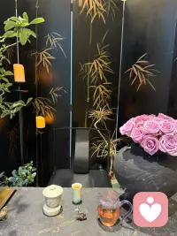 情绪就像房间里的垃圾，不能只是盖起来，需要倒出去，如果你暂时找不到倒垃圾的地方，记得我永远在这里，带着一颗不带偏见的心。