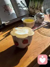 你现在不是矫情，不是想太多，是真的撑得太累了，累到快撑不住了，才会说“有没有人帮帮我”，我在听你说，也真的想帮你。配图