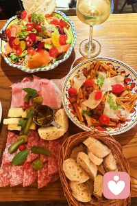 每天是彩色的还是灰色的都是由自己内心决定的，让自己靠近彩色，让自己的生活丰富多彩。