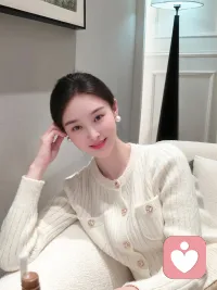 清晨的第一缕光，不是为了刺破你的脆弱，而是为了照亮你本就拥有的温柔，新的一天，请记得：每一种情绪都值得被听见，包括你自己心里那个小小的声音，今天，愿你对他人多一分耐心，也对自己多一分接纳，我在，我在听。配图