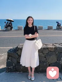 你不必总是阳光开朗，也可以偶尔缩进影子里休息，你说的话，会有人轻轻接住，你沉默的部分，也会有人耐心等，今天如果可以，请允许自己“只是这样，也没关系”。配图