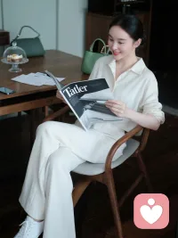每个人心里都有一座看不见的房间，有些情绪静静地住在里面，等着被轻轻敲响，今天，如果你愿意，可以把门打开一条缝，我不评判，不打断，只是陪着你，安静地听，这个世界或许匆忙，但你永远值得被温柔倾听。配图