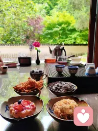 做情绪的倾听者，做生活的摆渡人，见过万般心绪，更懂人间不易，温柔接纳所有情绪，静静陪伴慢慢治愈，心怀暖阳，自带光芒以真心待人，以温暖渡人，愿往后日子，心安事顺，温暖常在。