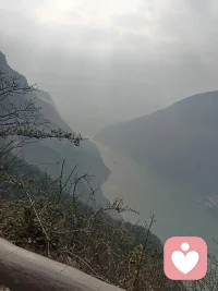 你的情绪从不是多余的存在，难过就哭，疲惫就歇，接纳所有的情绪，才是与自己和解的第一步，慢慢来，一切都来得及。配图