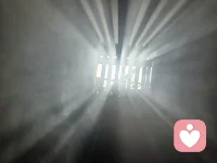 温暖从不需要刻意寻找，它藏在黄昏的风里，也藏在穿透尘埃的光里。