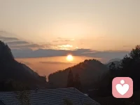 温暖从不需要刻意寻找，它藏在黄昏的风里，也藏在穿透尘埃的光里。