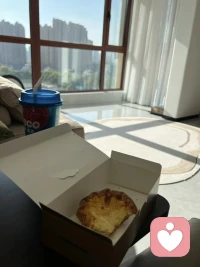 允许自己脆弱
不必永远坚强
可以哭，可以累，可以暂时停下。
但请记得——脆弱不是
终点，而是重生的起
就像春大的树，也要经
历寒冬的剥落，才能迎
来新绿。