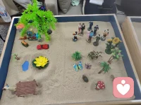 见天见地见众生见自己。陪你见天地，看见广阔世界，拓宽认知边界；陪你见众生，明白众生皆在情绪中浮沉，你的苦从不是孤单的；陪你见自己，在苦难沉浮中看清自己如一片叶的位置，分清什么是自己的责任，什么是他人的课题。这一路，助人与自助，接纳每一份情绪，也守住彼此的节奏。