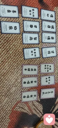 参加一场关于“失去与拥有”的沙龙，听着那些“成绩倒数”“疾病缠身”的故事，像捧着一块块冷石头。可转头看见你眼里的光——那是把“不能丢掉”的经历，磨成了信心的星子，酿成了坚强的酒。原来接纳的重量，就是照亮别人的光，你带着它们走过来的样子，本身就是力量。