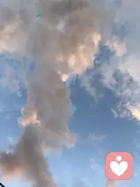 想象自己是一片云，任由思绪飘飞，变换各种形状，产生各种幻想，闭眼沉浸其中，告诉自己，那是真我，非压抑，等什么时候想开心了，再慢慢睁开眼睛，你会发现这个世界依然充满无限美好和无限可能，而那些困住我们的负性情绪，并不是一定要去对抗它，它只是告诉你，那一刻，你的身体和心灵累了，接纳它们，学会共存，带着身心一致的状态去面对，你会发现，你会轻松很多，对未知事物的不可控才会令人焦虑，面对当下，真实自我，你就会像云一样云卷云舒。