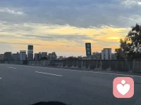 有时候，
我们不是遇到了什么天大的事。
只是一天里那些小小的不顺，
慢慢堆起来，
就变成了一朵乌云。
不是你太脆弱。
也不是你想太多。
只是今天的心里，
真的有点挤。
如果没办法一下子变好，
也没关系。
先擦掉一点点就好。
比如：
少想一件事，
少回一条让你累的消息，
出去吹十分钟风，
或者只是安静坐一会儿。
不求今天立刻晴天。
能露出一点光，
也很好了。