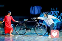 致那逝去的青春，
爱的懵懂无知，
爱的年少轻狂
爱的那么纯粹
爱的惊心动魄
若此刻想起，心还能加速——
那说明青春从未真正离去。
它只是换了一种方式，在血液里低语：
那些热烈、笨拙、毫无保留的瞬间，
塑造了今日依然会悸动的你。

调整呼吸，不是为了平复心跳，
而是为了在接下来的岁月里，
以更沉稳的节奏，继续勇敢地活，深沉地爱。

心还跳着，青春就还在余震。
你还活着，爱就永远有下一个章节。配图