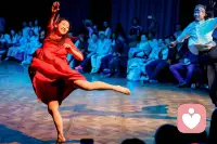 致那逝去的青春，
爱的懵懂无知，
爱的年少轻狂
爱的那么纯粹
爱的惊心动魄
若此刻想起，心还能加速——
那说明青春从未真正离去。
它只是换了一种方式，在血液里低语：
那些热烈、笨拙、毫无保留的瞬间，
塑造了今日依然会悸动的你。

调整呼吸，不是为了平复心跳，
而是为了在接下来的岁月里，
以更沉稳的节奏，继续勇敢地活，深沉地爱。

心还跳着，青春就还在余震。
你还活着，爱就永远有下一个章节。配图