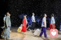 致那逝去的青春，
爱的懵懂无知，
爱的年少轻狂
爱的那么纯粹
爱的惊心动魄
若此刻想起，心还能加速——
那说明青春从未真正离去。
它只是换了一种方式，在血液里低语：
那些热烈、笨拙、毫无保留的瞬间，
塑造了今日依然会悸动的你。

调整呼吸，不是为了平复心跳，
而是为了在接下来的岁月里，
以更沉稳的节奏，继续勇敢地活，深沉地爱。

心还跳着，青春就还在余震。
你还活着，爱就永远有下一个章节。配图