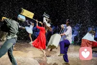 致那逝去的青春，
爱的懵懂无知，
爱的年少轻狂
爱的那么纯粹
爱的惊心动魄
若此刻想起，心还能加速——
那说明青春从未真正离去。
它只是换了一种方式，在血液里低语：
那些热烈、笨拙、毫无保留的瞬间，
塑造了今日依然会悸动的你。

调整呼吸，不是为了平复心跳，
而是为了在接下来的岁月里，
以更沉稳的节奏，继续勇敢地活，深沉地爱。

心还跳着，青春就还在余震。
你还活着，爱就永远有下一个章节。配图