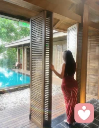 “请允许自己有任何情绪 
就像天气一样 有时晴 有时阴 坦然接受各种似是而非”。