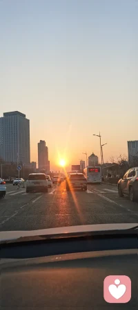 我要变成冬日里的阳光，来温暖身边所有的人，积极阳光的去面对生活