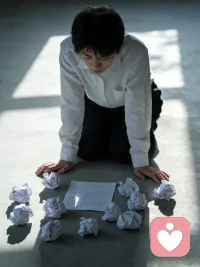 很多人在挽回里，都掉进了同一个误区：
拼命证明自己有多爱，拼命解释自己有多在意。
 
可感情最残酷的真相是：
越想证明爱，越留不住人。
 
你越是卑微讨好、越是患得患失、越是把所有重心放在对方身上，
对方越会觉得压抑、想逃离。
 
不是你不够好，
而是你把爱变成了负担，把自己活成了依附。
 
真正能挽回的，从来不是苦苦哀求，
而是你重新找回自己的那一刻。
 
不纠缠、不绑架、不自我消耗，
把底气还给自己，把轻松还给对方。
 
爱不是追来的，不是求来的，更不是证明来的。
你若盛开，安心做自己，该来的自然会来，该留的自然不会走。