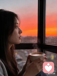 #挽回的本质是挽回你自己#  别再追着离开的人跑了，停下来看看满身疲惫的自己。  你拼命抓住的从来不是某段关系，而是那个在爱里弄丢的骄傲。  把目光放回自己身上，好好吃饭，认真生活，重新长出铠甲和底气。  你盛开的时候，风自然会来。配图