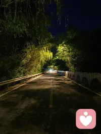 ［棘轮效应］
棘轮效应指消费习惯易向上、难向下，如同棘轮只能前进、难以后退。一旦习惯更高的消费标准，再想回归节俭就会格外痛苦。
 
我们很容易被欲望推着升级生活，开支只增不减，慢慢陷入被动。
理性的生活，是不被消费惯性绑架，不盲目跟风攀比。
 
懂得克制欲望、量入为出，主动掌控收支节奏，才能不被物质牵着走，守住财务与内心的安稳。