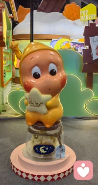 【凡勃伦效应】

凡勃伦效应由经济学家凡勃伦提出，指商品价格越高，消费者反而越愿意购买的反常消费现象，与普通供需规律截然不同。这类消费并非看重商品的实用价值，而是追求炫耀性、身份象征的心理满足。
 
奢侈品、高端定制商品、限量款物品是典型代表，其定价远超成本与实用价值，却依旧备受追捧。人们购买它们，核心是借助高价商品彰显自身财富、地位与品味，获得社会认同与心理优越感。商家也常利用这一效应，通过抬高定价、打造高端形象，激发消费者的购买欲。
 
这一效应折射出人们的虚荣、从众与阶层认同心理。盲目追随高价商品，易陷入消费主义陷阱。理性看待消费，摒弃虚荣攀比，关注商品实际价值，按需选择、量力而行，才能摆脱溢价绑架，回归消费的本质意义。配图