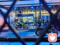 【甜柠檬效应】
甜柠檬效应是常见的心理防御机制，源于伊索寓言：狐狸没能找到美味食物，只得到酸涩的柠檬，便安慰自己这柠檬很甜，正是自己想要的。
 
该效应指人在追求目标受挫后，刻意美化、抬高自身拥有事物的价值，以此缓解失落与焦虑，实现心理平衡。它与酸葡萄效应相反，并非贬低得不到的东西，而是接纳现状、自我安抚。
 
适度运用能帮人走出负面情绪，避免内耗；但过度依赖则会让人安于现状、逃避问题。合理使用该效应，在安抚情绪的同时保持进取之心，才是更健康的心态。配图