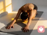 瑜伽：一场向内的修行，邂逅更美好的自己
在喧嚣尘世中，人们总在寻觅能让身心栖息的港湾。打非洲鼓，以热烈的节奏向外宣泄，释放压力；而瑜伽，则是一场向内的深度探寻，宛如潺潺溪流，润泽着我们的心灵与身体，带来由内而外的蜕变。
瑜伽，是一场与自我的深度对话。当我们铺开瑜伽垫，双脚踏上，便仿佛踏入了一个只属于自己的静谧世界。在这里，外界的纷扰被隔绝在外，我们只需专注于当下的每一个动作、每一次呼吸。每一个体式的伸展，都是对身体的探索与唤醒。从简单的山式站立，感受双脚与大地的紧密连接，体会身体重心的平衡；到复杂的倒立姿势，挑战身体的极限，突破内心的恐惧。在这个过程中，我们逐渐了解自己的身体，知晓它的优势与不足，学会接纳并关爱它。这种向内的觉察，让我们更加了解自己，明白内心真正渴望的是什么，从而在生活中做出更符合本心的选择。
瑜伽，是快乐的源泉。在练习瑜伽时，身体会分泌内啡肽，这种神奇的“快乐激素”能有效改善我们的情绪状态。当我们专注于体式的练习，专注于呼吸的调节，所有的烦恼和压力都仿佛被抛到了九霄云外。每一次伸展，都是对紧张情绪的释放；每一次深呼吸，都是对心灵的滋养。在瑜伽的世界里，没有竞争，没有评判，只有对自己的关注和呵护。这种纯粹的自我关爱，让我们感受到内心的平静与满足，从而收获真正的快乐。而且，瑜伽的练习不分年龄、性别和身体条件，每个人都能在其中找到属于自己的快乐节奏。
瑜伽，更是提升气质的神奇魔法。长期坚持瑜伽练习，会让我们的身体线条更加优美流畅。通过各种体式的拉伸和扭转，肌肉得到均匀锻炼，多余的脂肪被消耗，身体变得更加紧致有型。同时，瑜伽还能改善我们的体态。在日常生活中，很多人由于长期不良的坐姿和站姿，导致含胸驼背、脊柱侧弯等问题。而瑜伽中的许多体式，如猫牛式、下犬式等，能够有效伸展脊柱，增强背部肌肉力量，帮助我们纠正不良体态，让我们自然而然地挺直腰杆，散发出自信优雅的气质。而且，瑜伽所赋予我们的那种内在的平静与从容，会从我们的眼神、举止中自然流露出来，让我们在人群中脱颖而出，成为一道独特的风景。
瑜伽，是一场向内的修行，它让我们在喧嚣的世界中找到内心的宁静，收获快乐与自信，提升气质与魅力。让我们踏上这趟奇妙的瑜伽之旅，在向内的探寻中，邂逅那个更美好的自己。配图