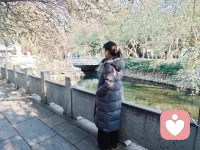 这个寒假，我想做你安静的树洞，或是热闹的朋友

你好，我是[你的名字或昵称]，一名普通的大学生。

这个寒假，我不想让时间白白溜走。除了读书和追剧，我更想做一件有温度的事：为你提供一段真诚的、毫无负担的陪伴。

我不是心理专家，也没有惊天动地的故事。但我确信自己拥有：
✨ 足够的耐心与同理心：我擅长倾听，也尊重每一种情绪。你的快乐、烦恼或迷茫，在这里都会被认真接住。
📚 一份新鲜的视角：作为同龄人，我或许正经历着你类似的课题——关于未来、人际关系或自我成长。我们可以交换视角，彼此照亮。
🔒 绝对的安全与保密：我们的对话将是私密的树洞。你不必担心被评判，只需放松地做自己。

你可以找我聊聊：

· 那些零碎的日常、突然的灵感或无处安放的小情绪
· 对学业、未来的片刻迷茫，需要一个人聊聊
· 想分享一本好书、一首单曲循环的歌
· 或者，只是单纯地想有个人陪着，说说话

付费，是为我的时间与专注标价；而陪伴本身，我希望它是无价的礼物。 如果你也需要一段真诚的对话，欢迎来敲敲我的门。一杯“虚拟奶茶”的时间，或许就能换一份被理解的心情。

期待与你相遇。配图