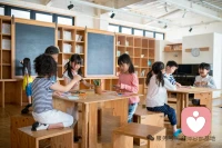 我们一天天的成熟，
小孩一天天的长大，
我们的教育方式是和父母教育方式一样，
还是会被“环境同化”了，
数据的时代，小孩的成绩结果重要还是成长过程重要?配图