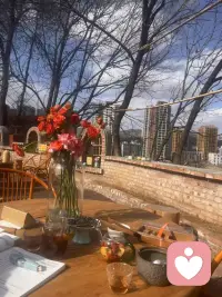 杨绛先生说：“终不是那八面玲珑的女子，讨不了那四海八荒的喜，只落得围一炉寂静的烟火，与独处相安，与万事言合。以文字，以音乐，以花香浅草，以温暖纯良，做一个温暖的人，不卑不亢，清澈善良。”配图